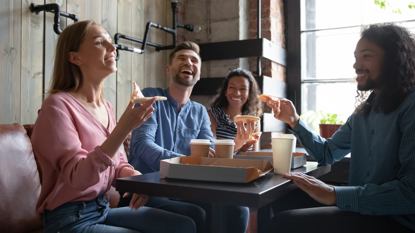 عملاء يتناولون الطعام في مطعم fast casual