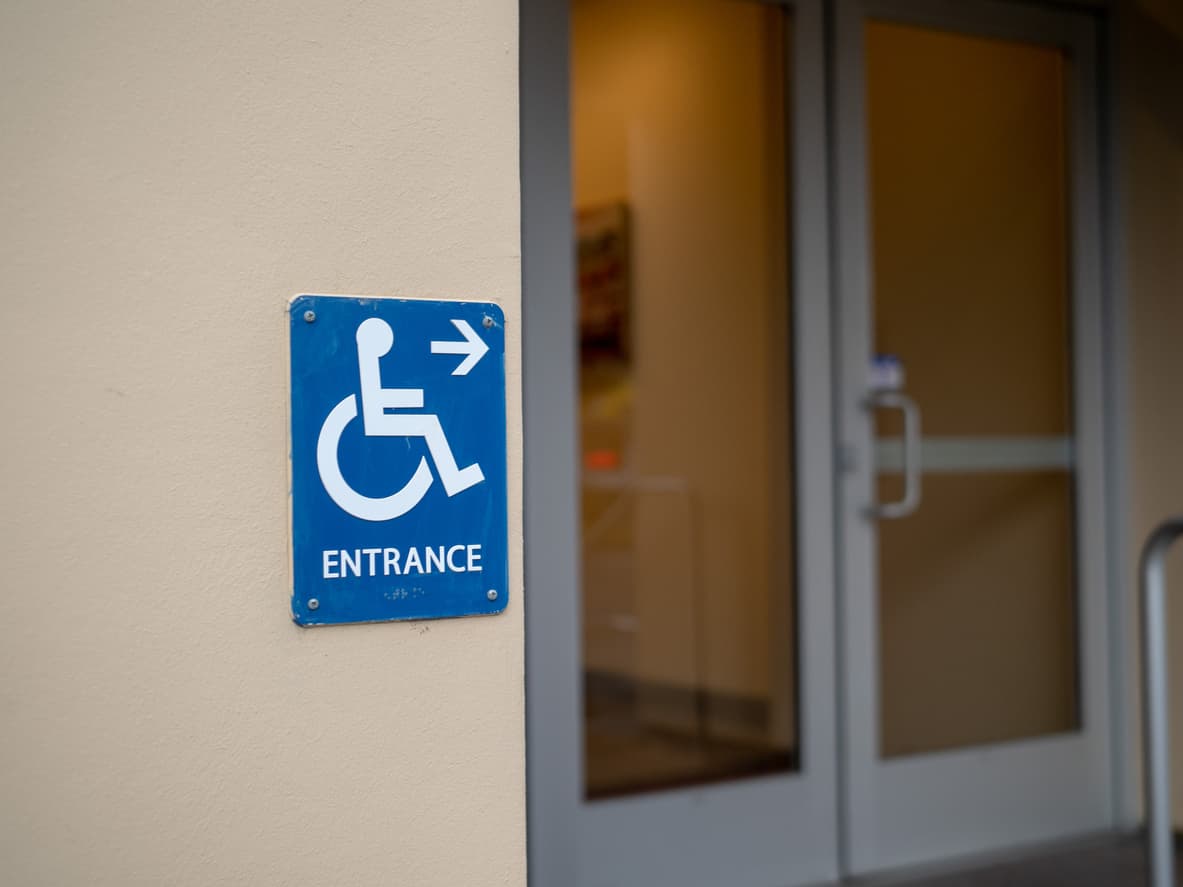 Primer plano de un letrero de accesibilidad para personas con discapacidad en edificios accesibles
